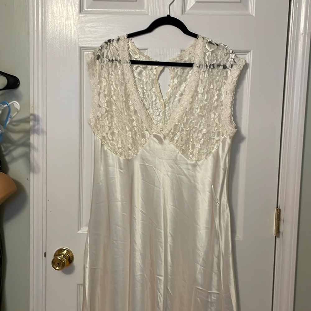 Lacy, Sexy, long night gown SZ 2x PETRA FASHIONS- off white, EUC  wedding
